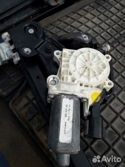 Cadillac SRX стеклоподъемник передний