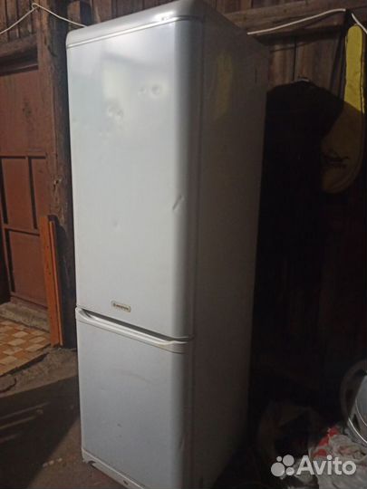 Холодильник ariston