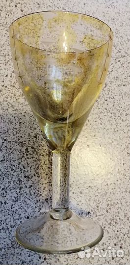 Бокалы и стаканы золотистые