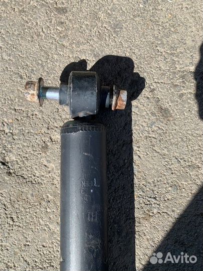 Амортизатор Mitsubishi Pajero 4 3.2D 2007