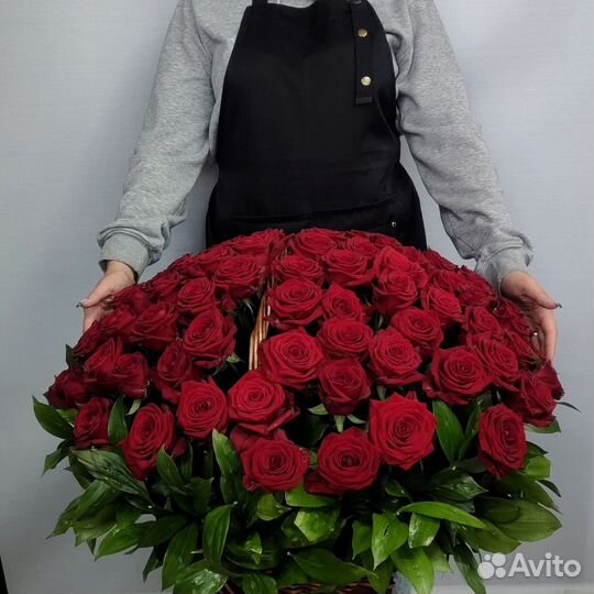 101 роза в корзине
