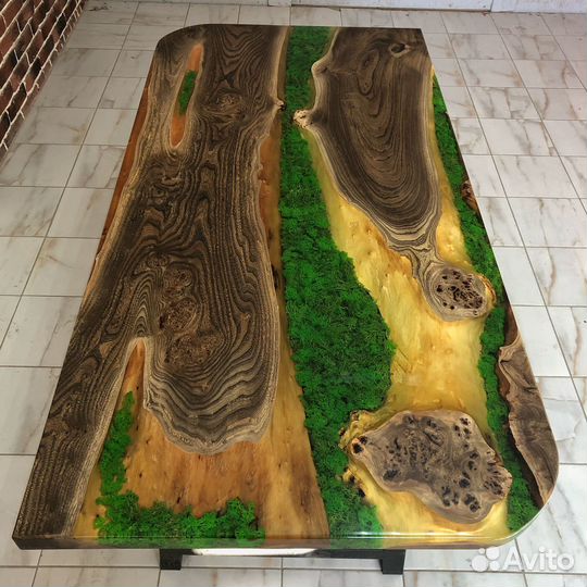 Стол со мхом