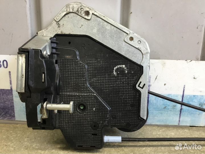 Замок двери задней правой Toyota Land Cruiser (150