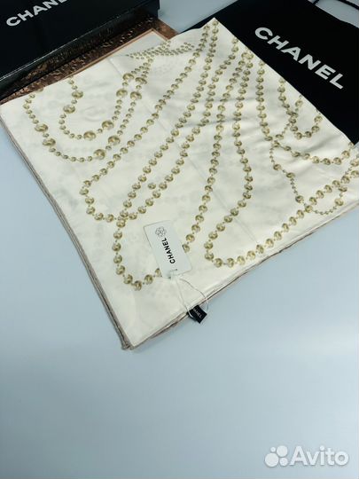 Шелковый платок Chanel молочный бусы