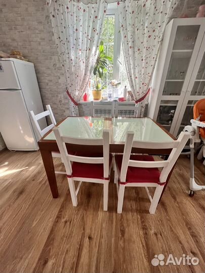 Стол и стулья