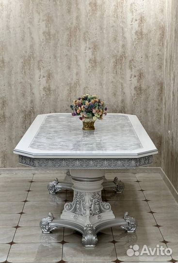 Кухонный стол и стулья новые