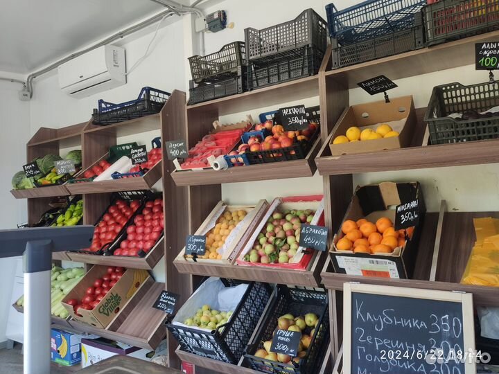 Стеллажи и холодильник для фруктов и овощей