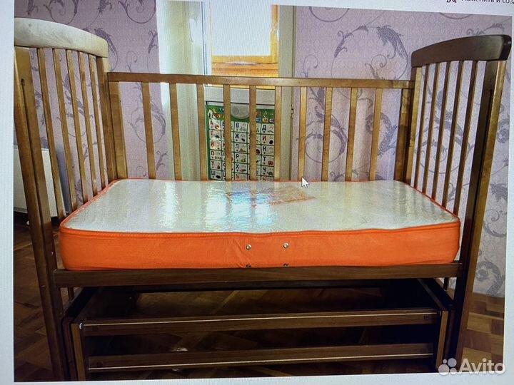Детская кроватка с поперечным маятником