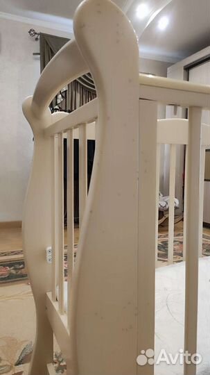 Детская кроватка с маятником и ящиком