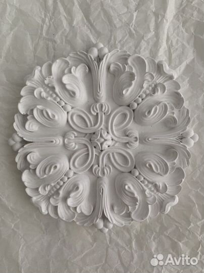 Окрашенные розетки из гипса