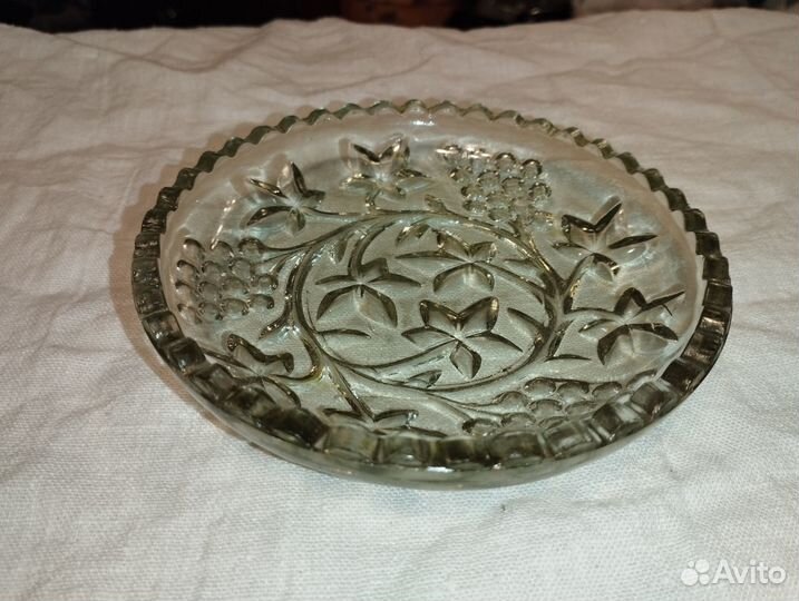 Стеклянная тарелка
