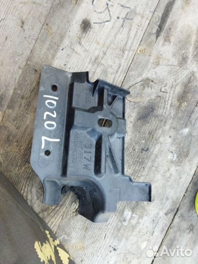 Диффузор радиатора передний левый Lexus Gs430