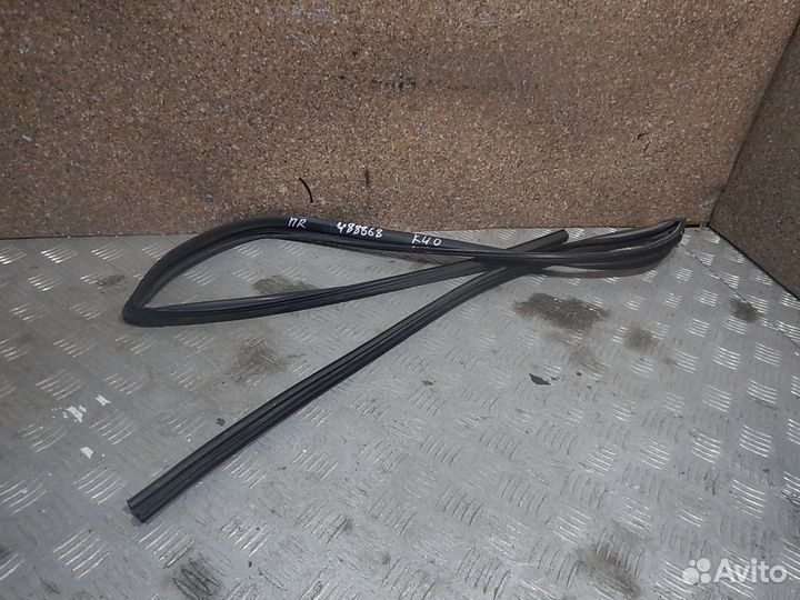 Уплотнитель стекла двери передней правой, Toyota