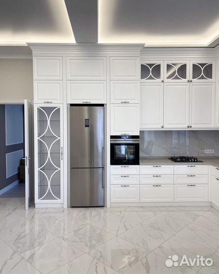 Кухня с витриной в потолок белая Джулия