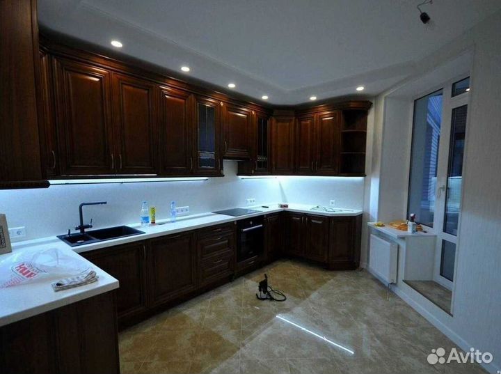 Кухня с каменным островом