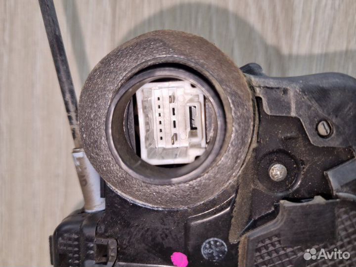 Замок двери задний правый Toyota Corolla E150