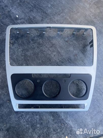 Рамка 2-din от штатной магнитолы Шкода Октавия А5