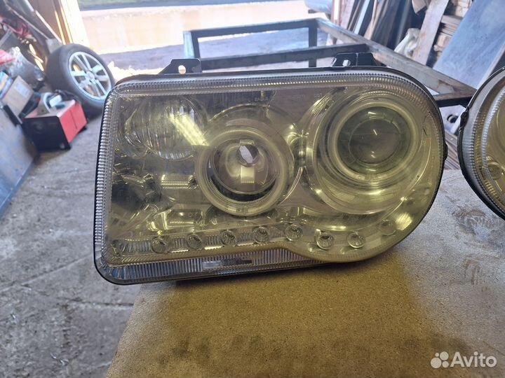 Фара Chrysler C300