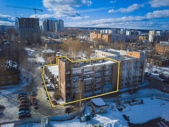 Здание с участком в центре