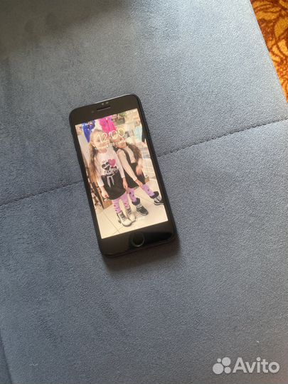 Продам iPhone 8