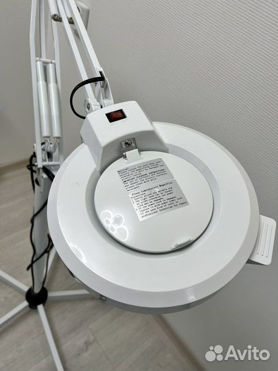 Лампа-лупа на штативе. Кольцевая