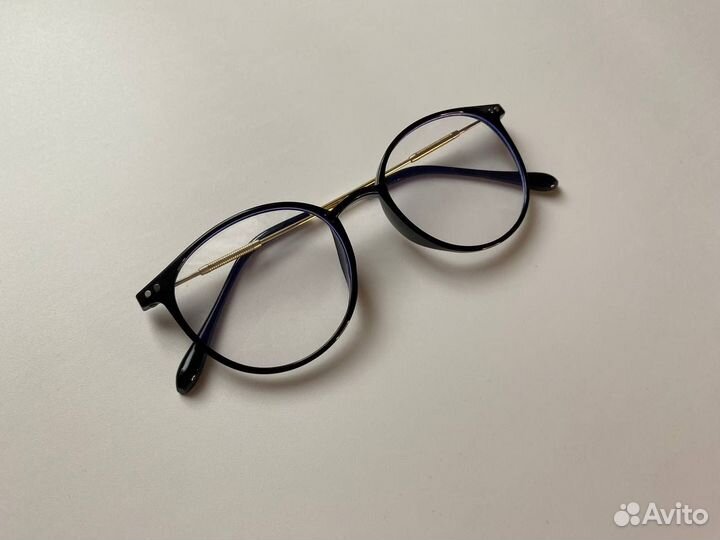 Имиджевые очки в черной оправе с золотыми дужками
