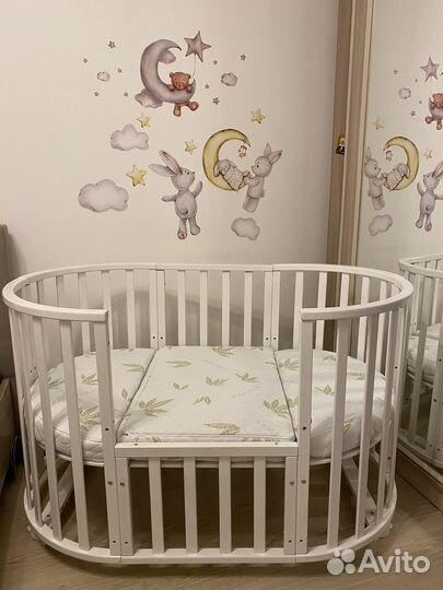 Детская кроватка с маятником