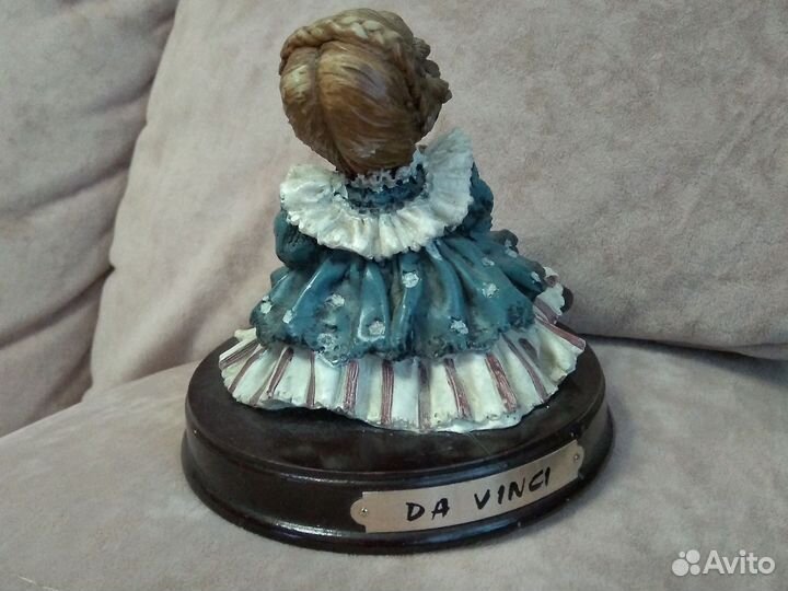 Статуэтка девочка с куклой