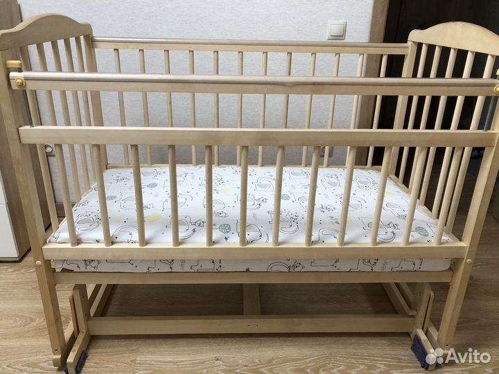 Детская кроватка с маятником