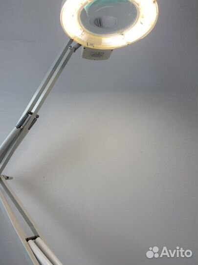 Лампа лупа настольная и напольная на колесиках