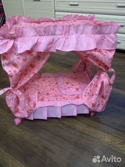 Кроватка для куклы с балдахином