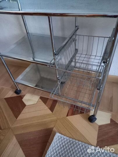 Подставка на колёсиках из металла для ванной