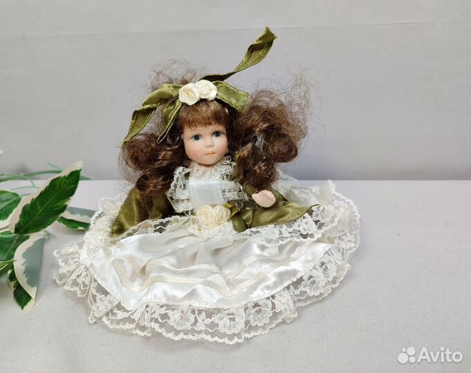 Фарфоровая кукла