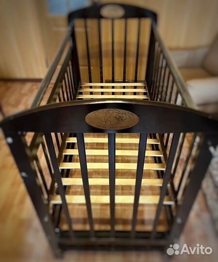 Детская кроватка с маятником