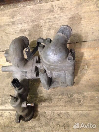 Корпус термостата Мицубиси Монтеро Паджеро Спорт 1