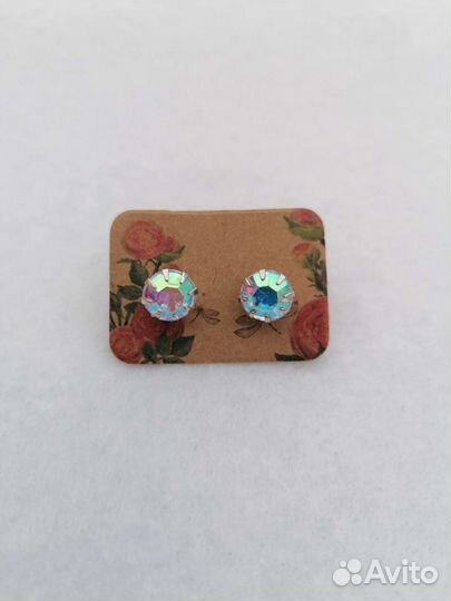 Сережки с блестящим камушком