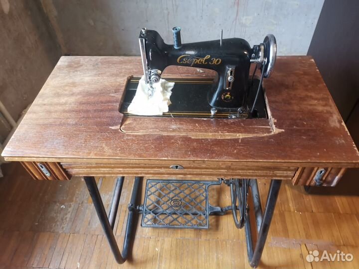 Швейная машинка Csepel 30 с подстольем