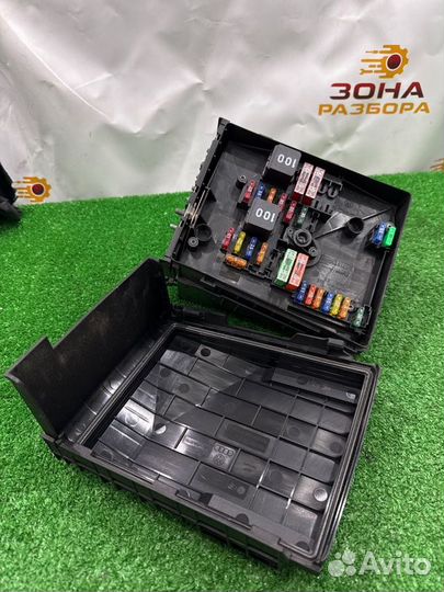 Блок предохранителей передний Volkswagen Scirocco