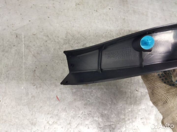 Обшивка двери багажника задняя левая Toyota