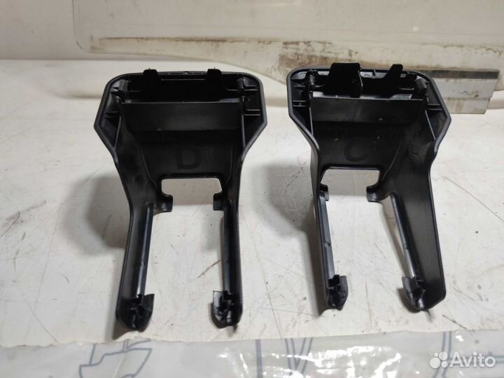 Заглушка накладка салазок R сиденья Toyota RAV4 40