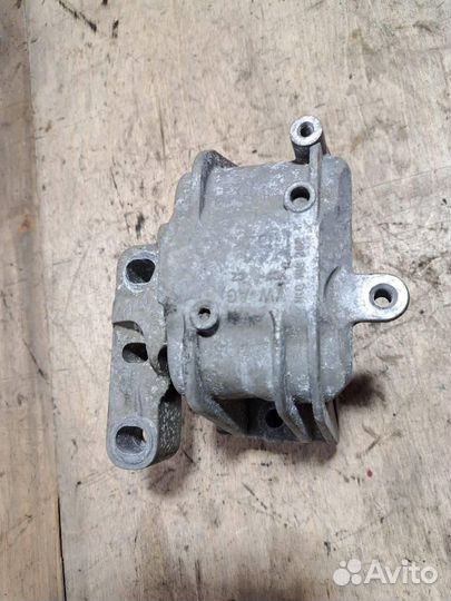 Опора двигателя правая VW Passat (B6) 2005-2010