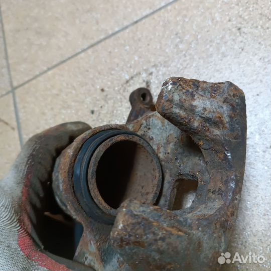 Суппорт передний правый subaru legacy 2