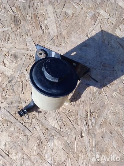 Бачок гур Nissan