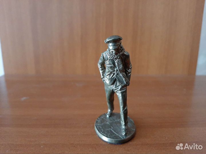 Фигурка О. Бендера