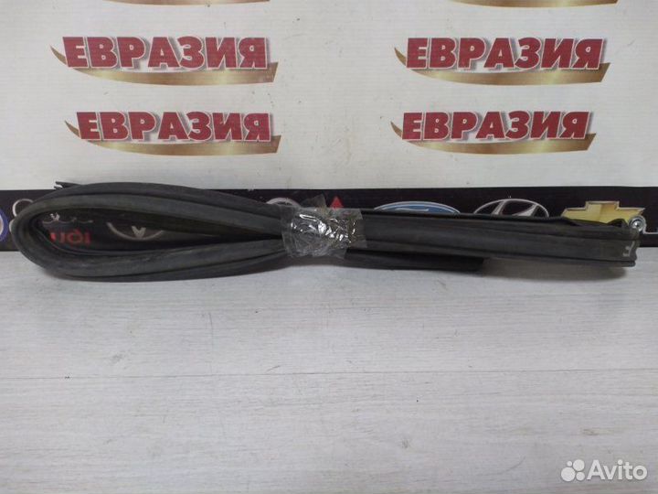 Уплотнительная резинка капота Peugeot 308 2009