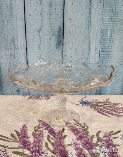 Ваза для фруктов на ножке