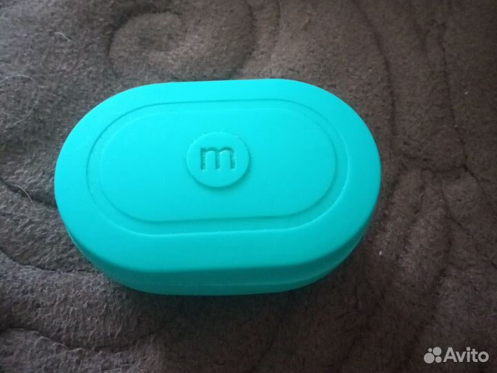 Голубой чехол на беспроводные наушники