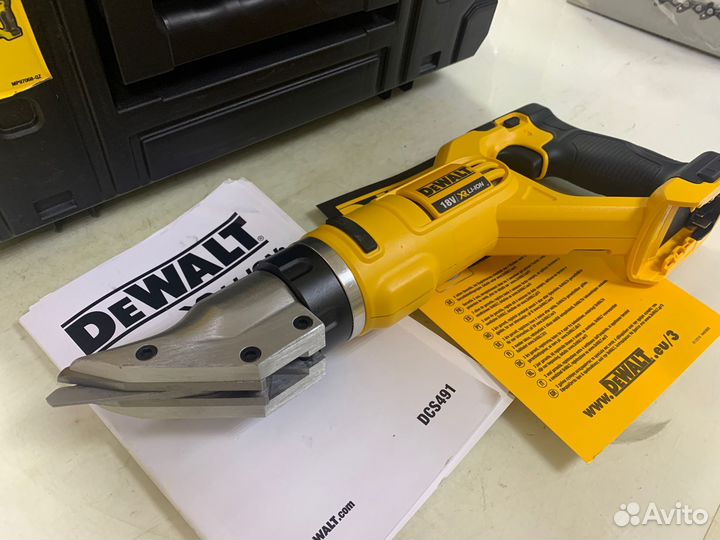 Аккумуляторные ножницы по металлу dewalt DCS491NT