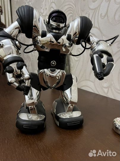 Робот на пульте управления