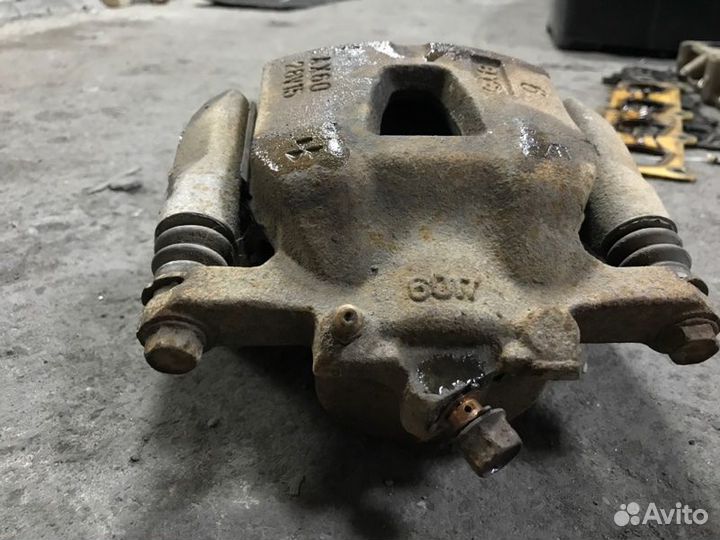 Суппорт тормозной передний левый Toyota Nadia